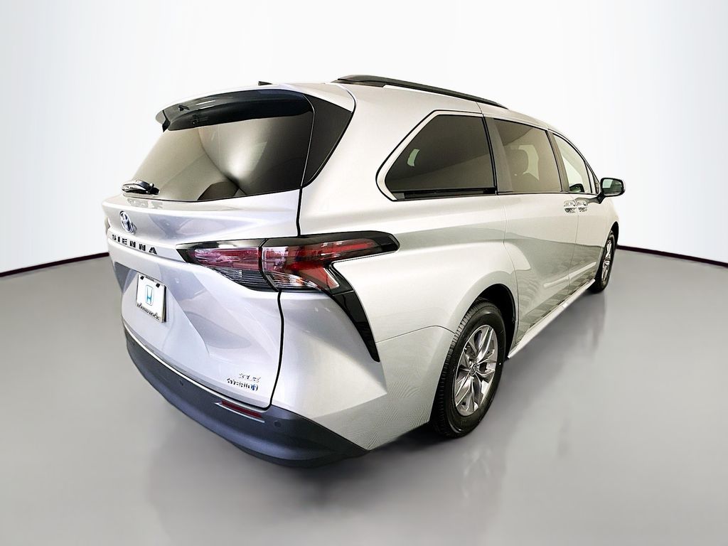 2024 Toyota Sienna XLE photo 5