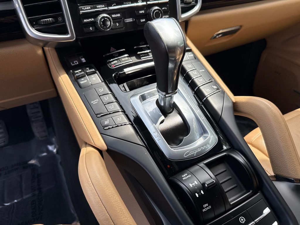 2016 Porsche Cayenne Base photo 28