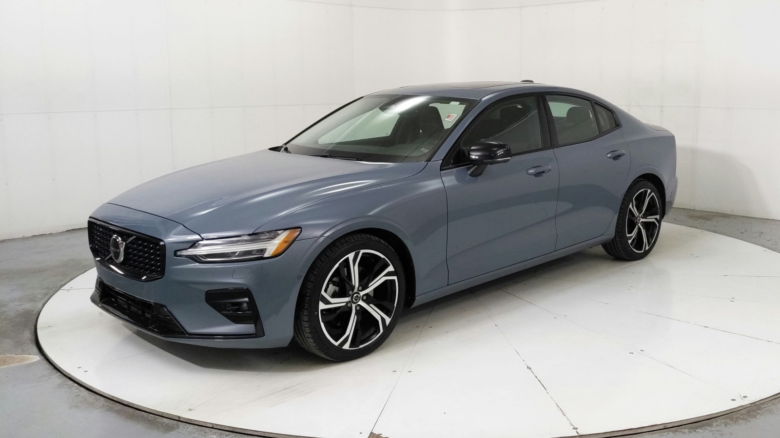 Used 2024 GRAY Volvo Plus Dark Theme image 1