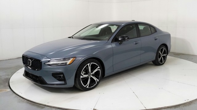2024 Volvo S60 Plus Dark Theme