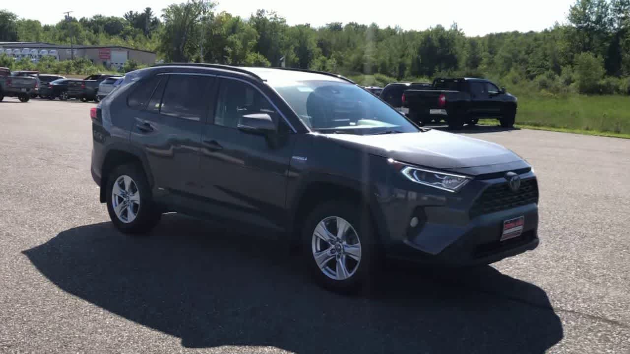 2020 Toyota RAV4 Hybrid XLE photo 3