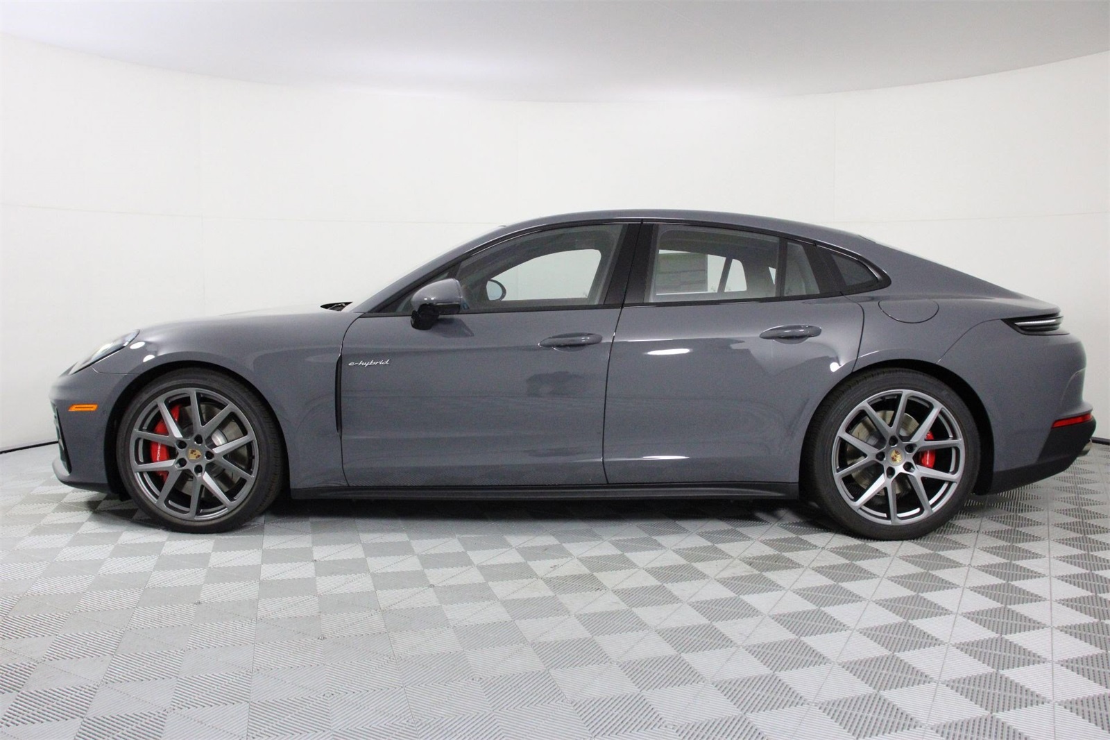 2026 Porsche Panamera E-Hybrid 4S photo 2