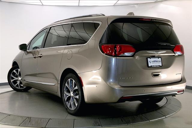 2017 Chrysler Pacifica Limited photo 9