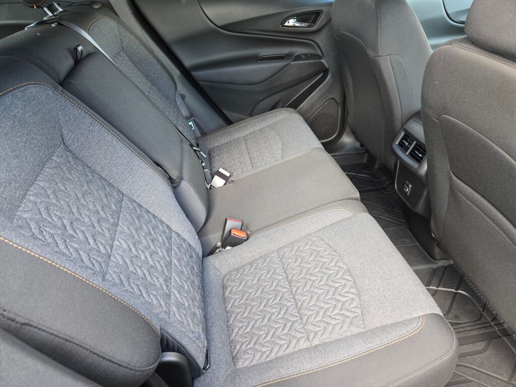 2024 Chevrolet Equinox LT photo 2