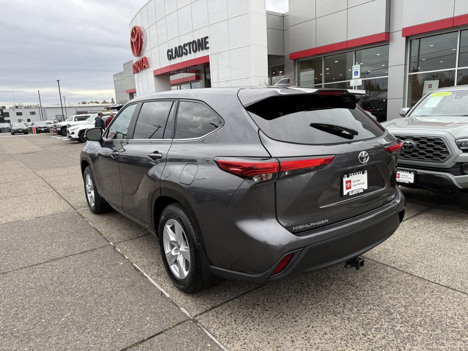 2023 Toyota Highlander LE photo 3