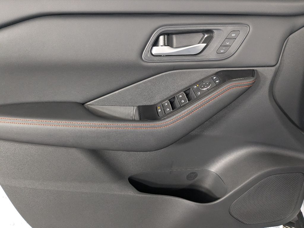 2026 Nissan Rogue SV photo 10
