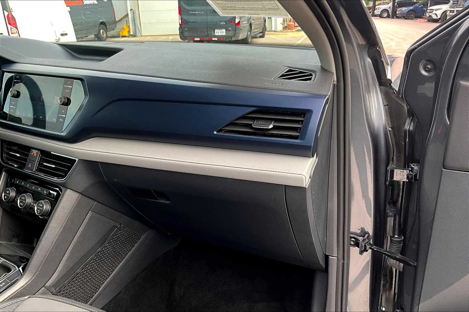 2024 Volkswagen Taos SE photo 16