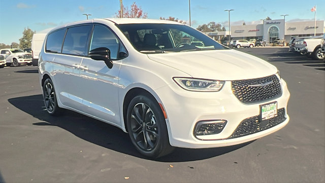 2026 Chrysler Pacifica Select's photo