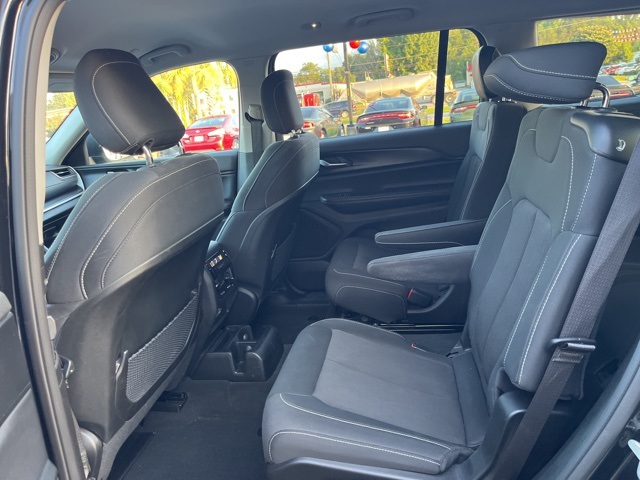 2023 Jeep Grand Cherokee Laredo photo 12