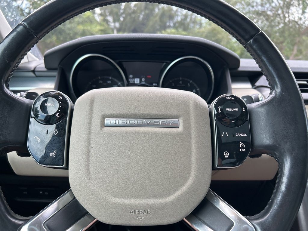 2020 Land Rover Discovery Landmark photo 17