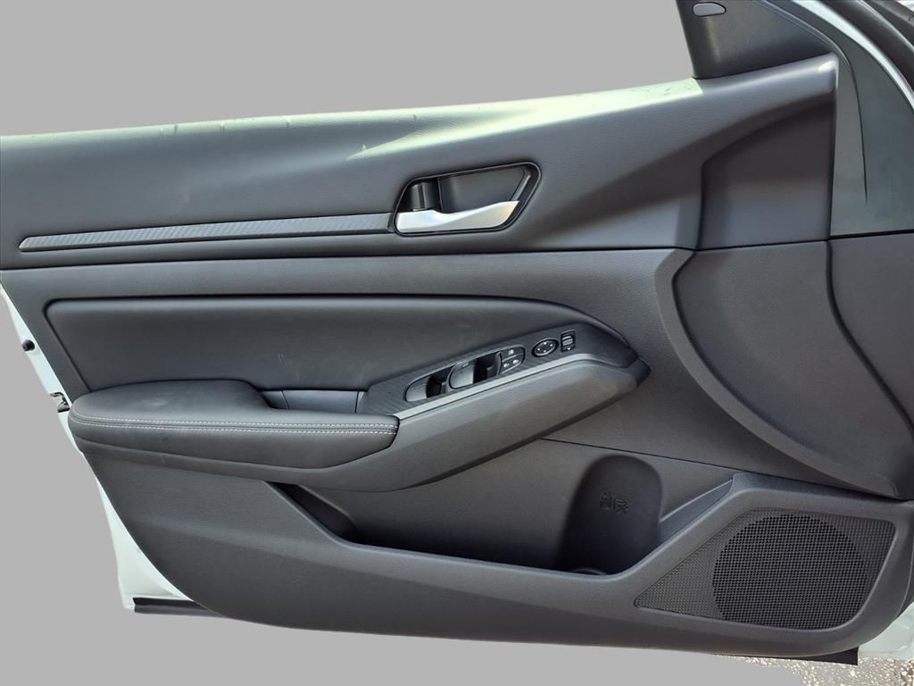 2025 Nissan Altima SV photo 13