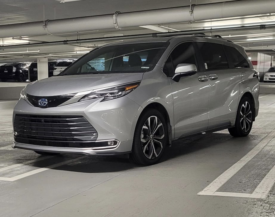 2025 Toyota Sienna Platinum's photo
