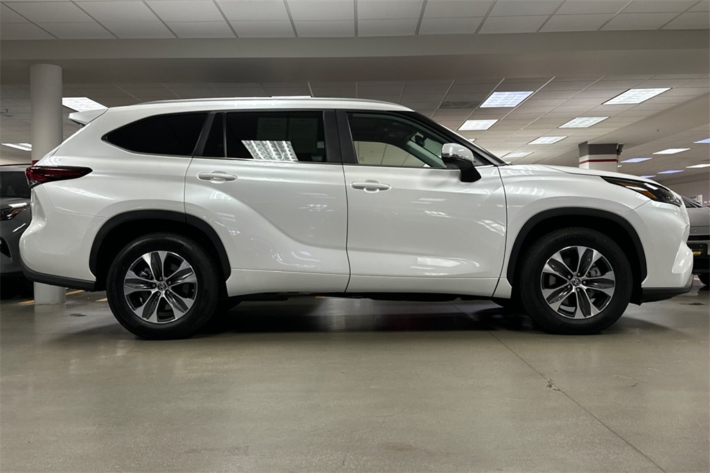 2025 Toyota Highlander XLE photo 3