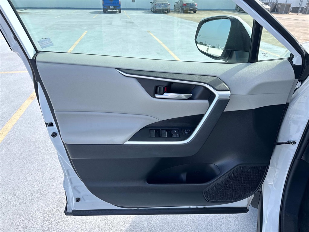 2022 Toyota RAV4 Hybrid XLE photo 18
