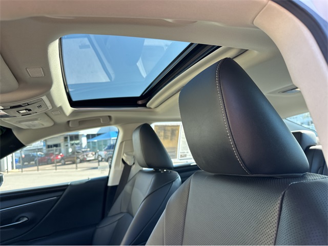 2025 Lexus ES 300h Premium photo 32