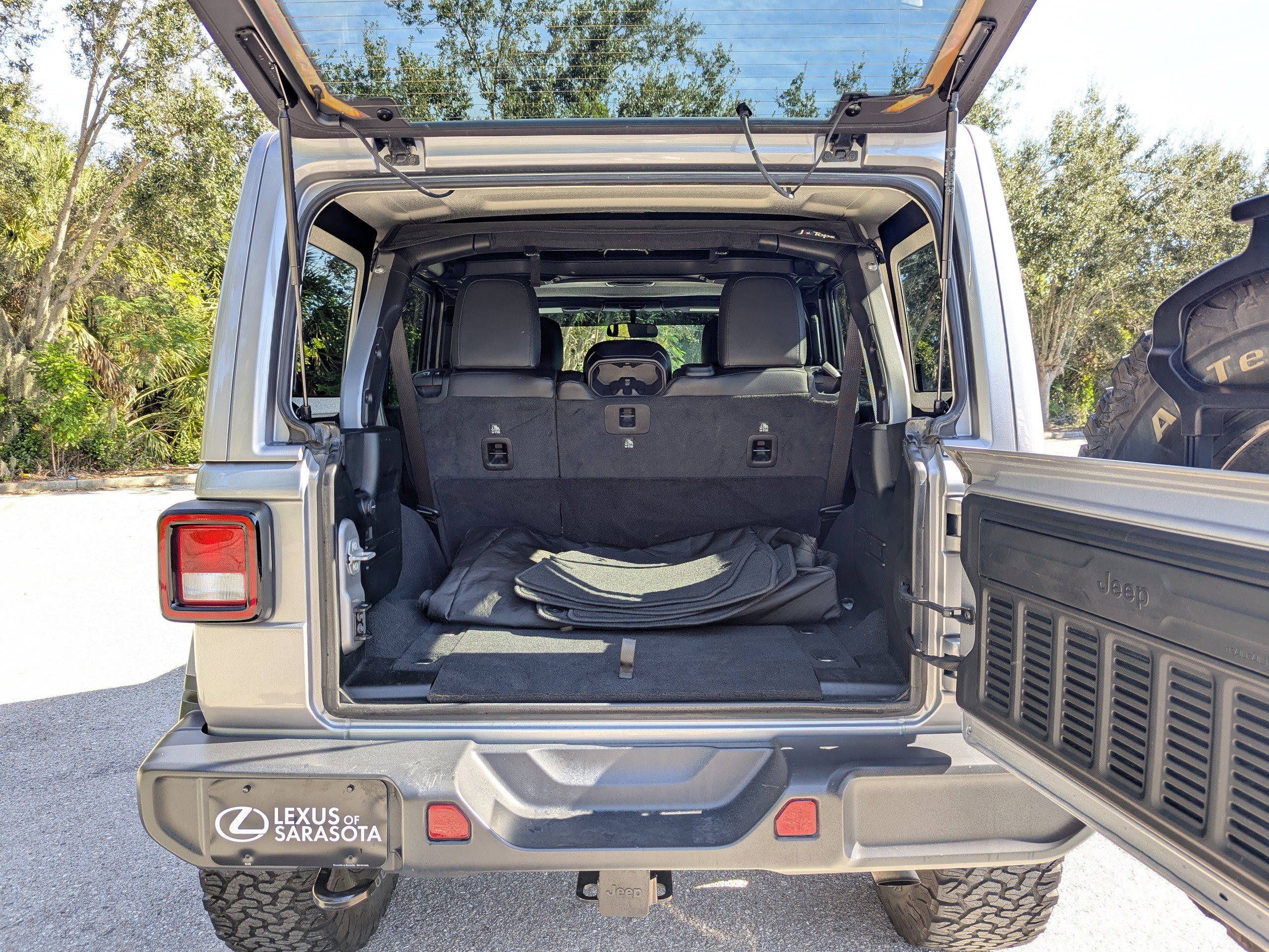 2021 Jeep Wrangler Unlimited Sahara Altitude photo 11