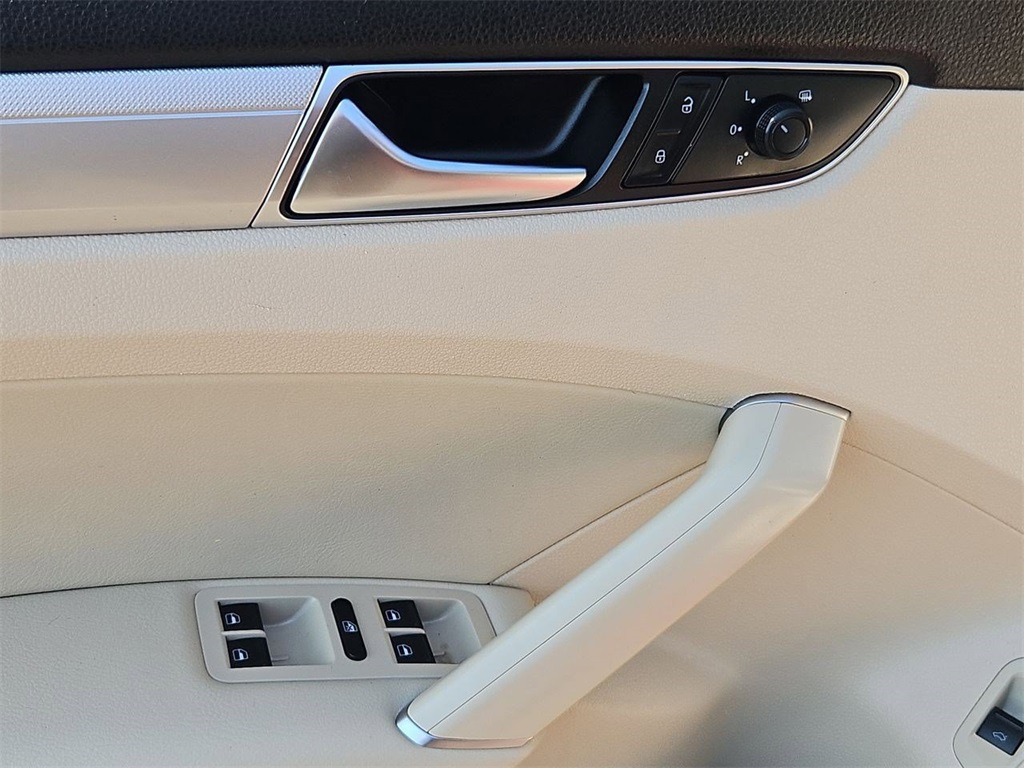 2019 Volkswagen Passat 2.0T Wolfsburg Edition photo 9