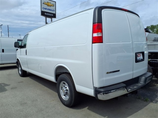 2025 Chevrolet Express Cargo 3500 photo 3