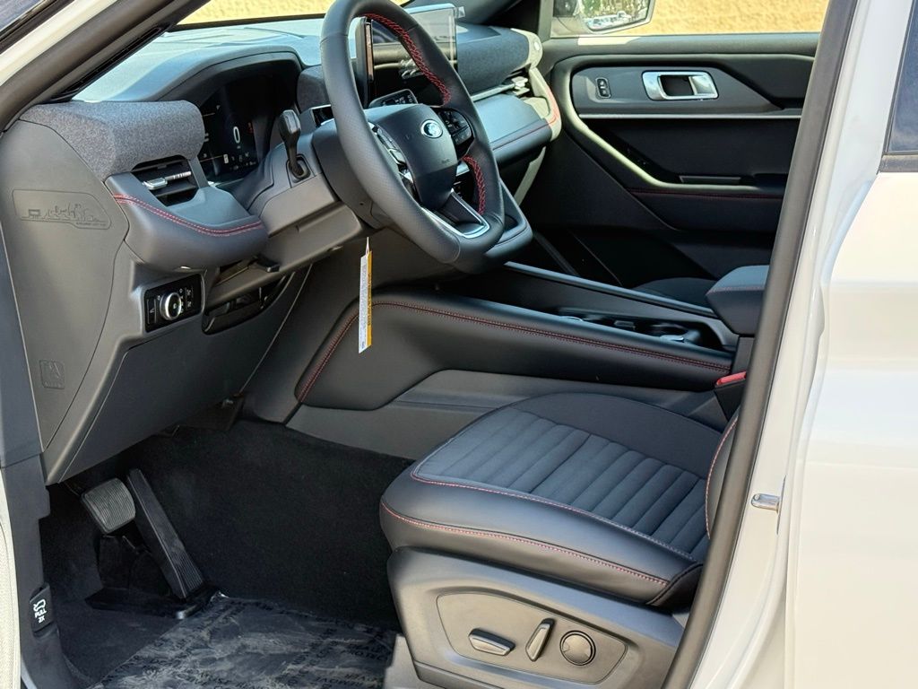 2025 Ford Explorer ST-Line photo 6