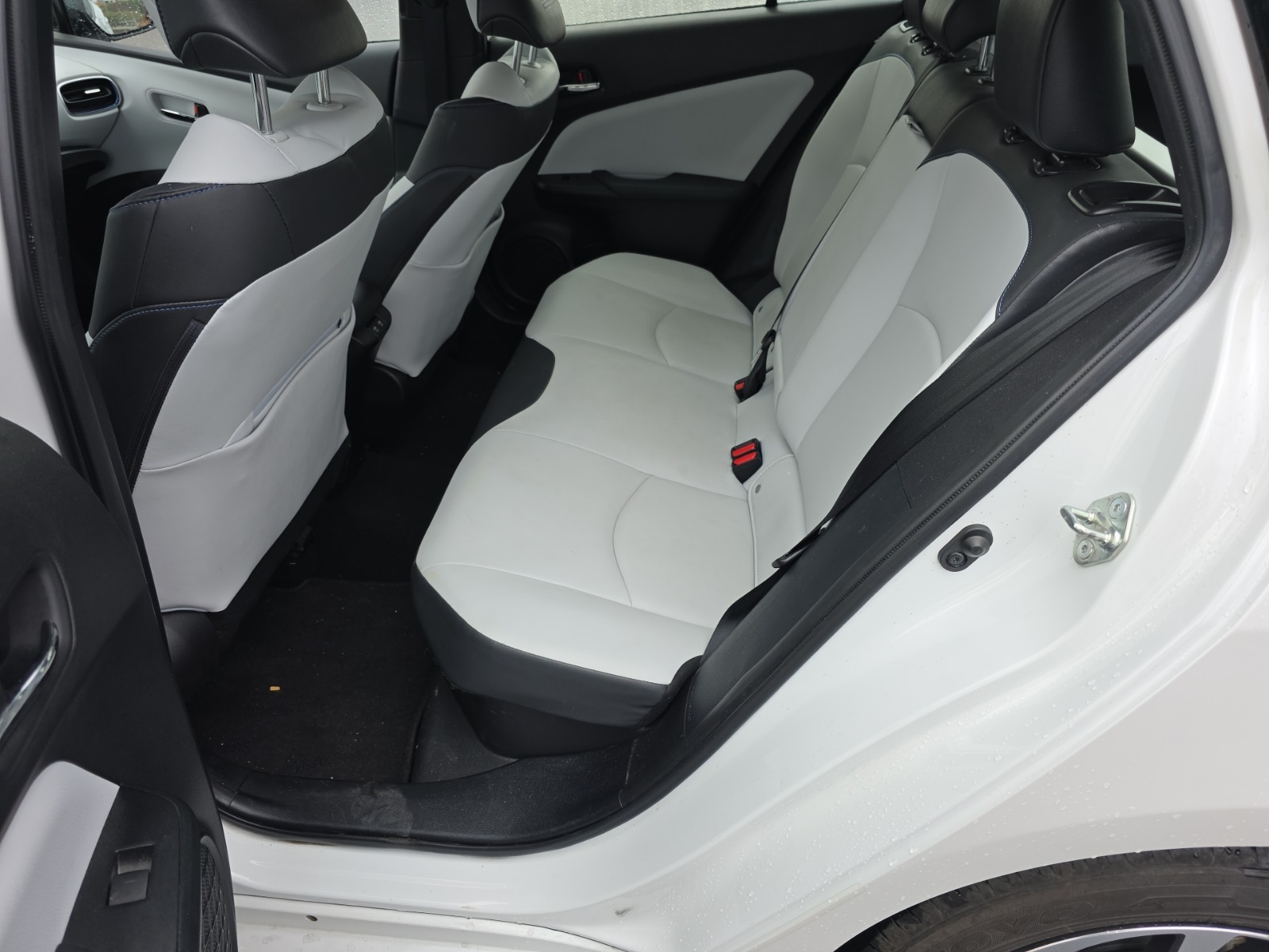 2022 Toyota Prius L Eco photo 4