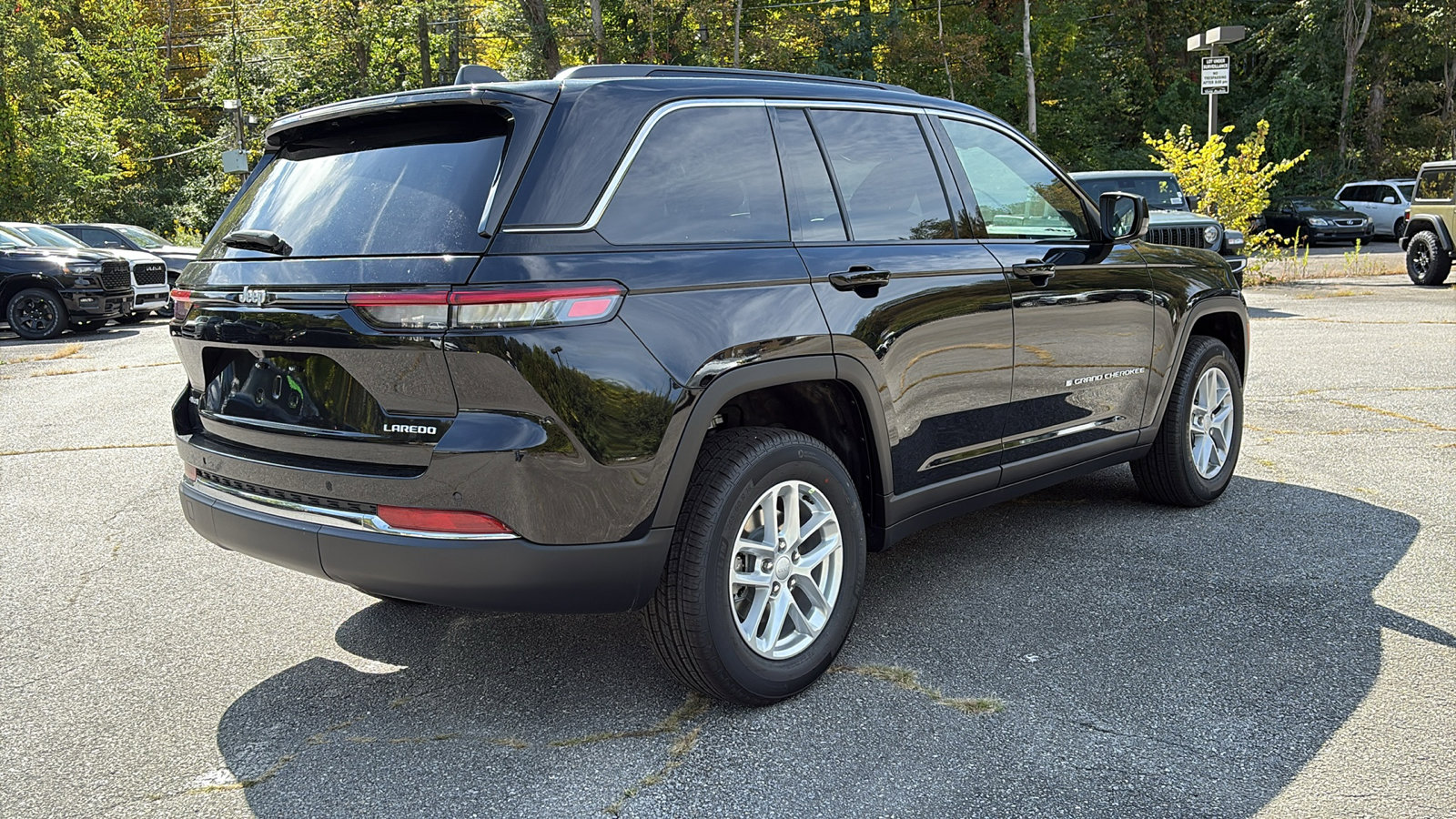 2025 Jeep Grand Cherokee Laredo photo 4