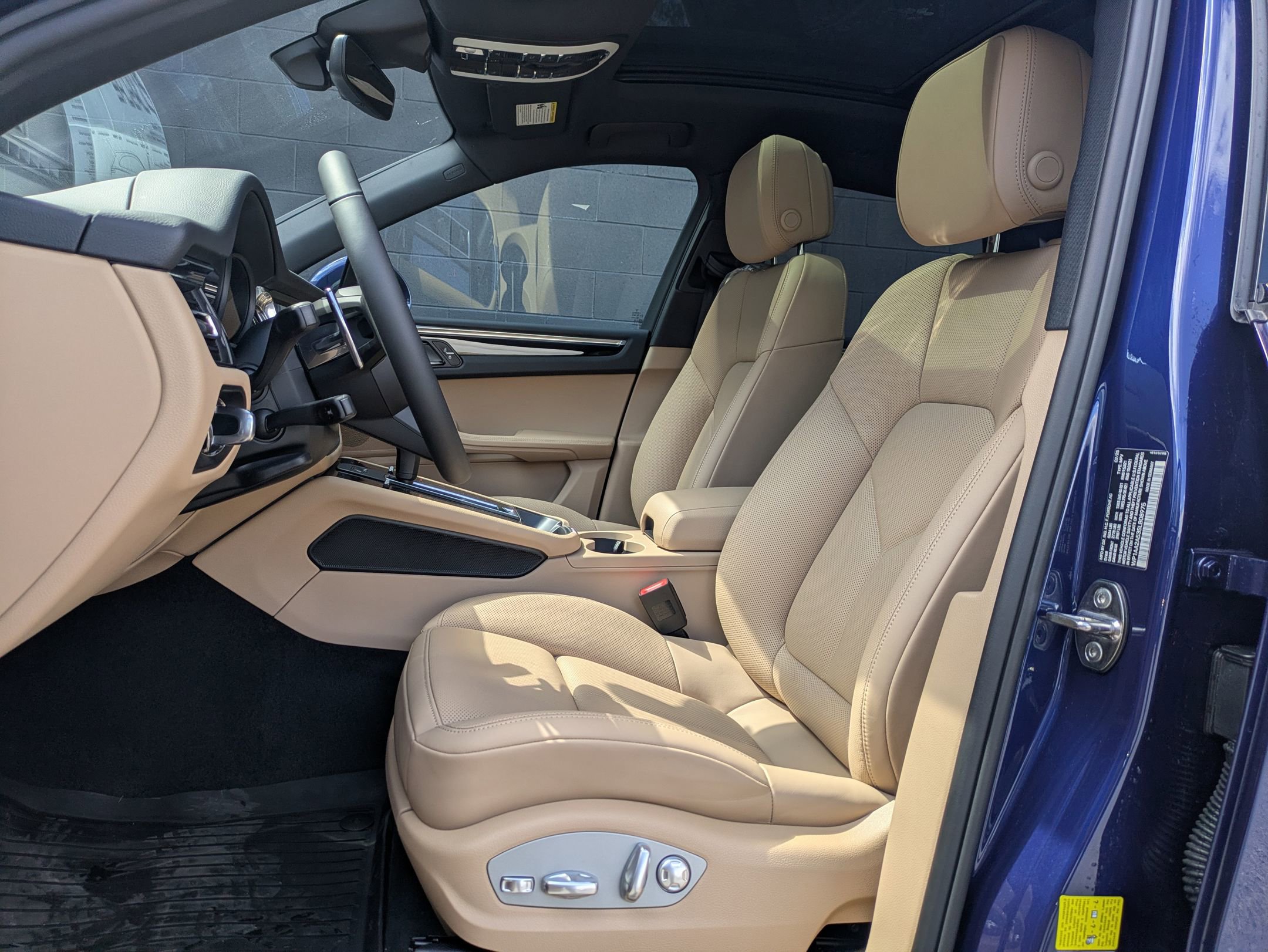 2025 Porsche Macan T photo 5