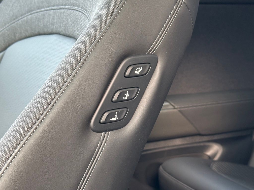 2025 Genesis GV60 Advanced AWD photo 23