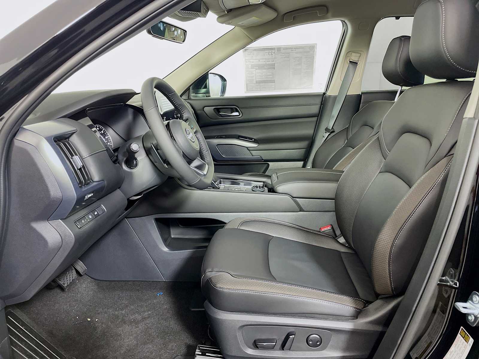 2025 Nissan Pathfinder SL photo 2