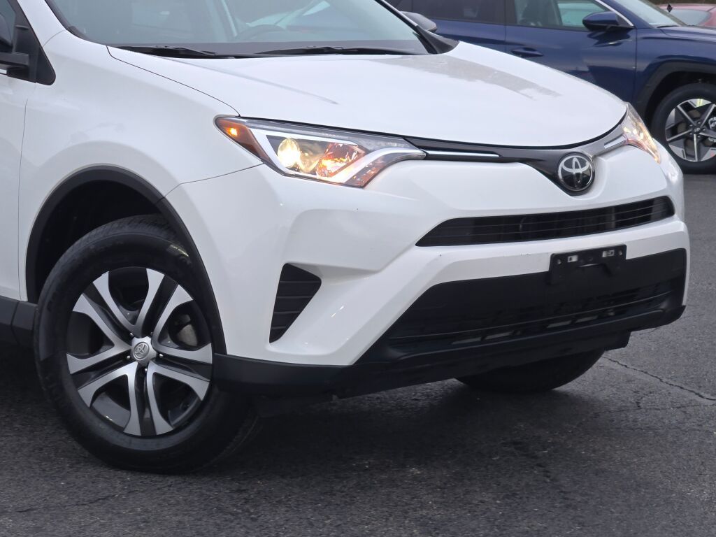 2018 Toyota RAV4 LE photo 2