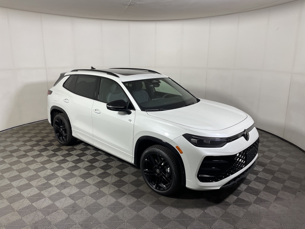 2025 Volkswagen Tiguan SE R-LINE BLACK's photo