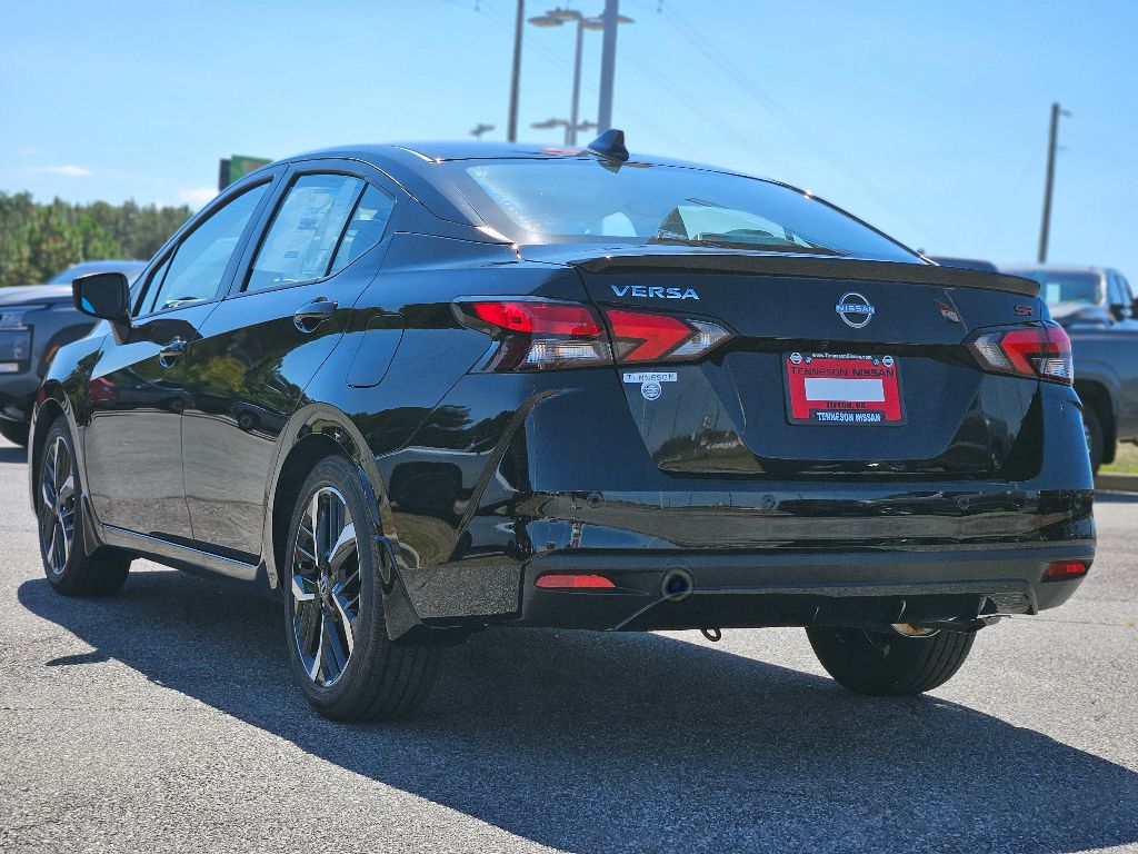 2025 Nissan Versa SR photo 4