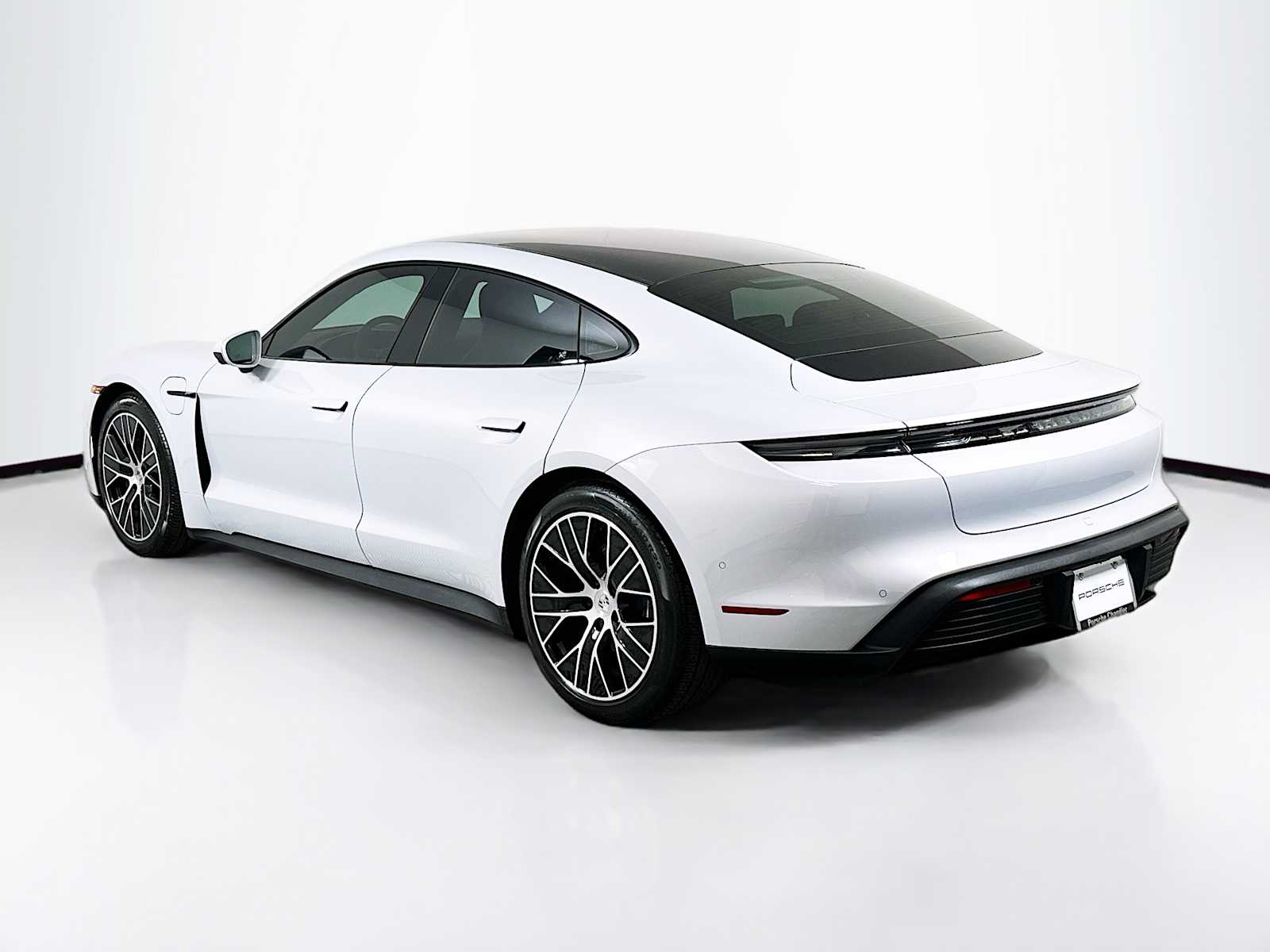 2025 Porsche Taycan photo 3
