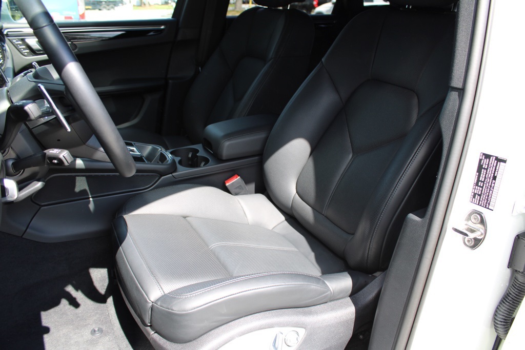 2024 Porsche Macan photo 3