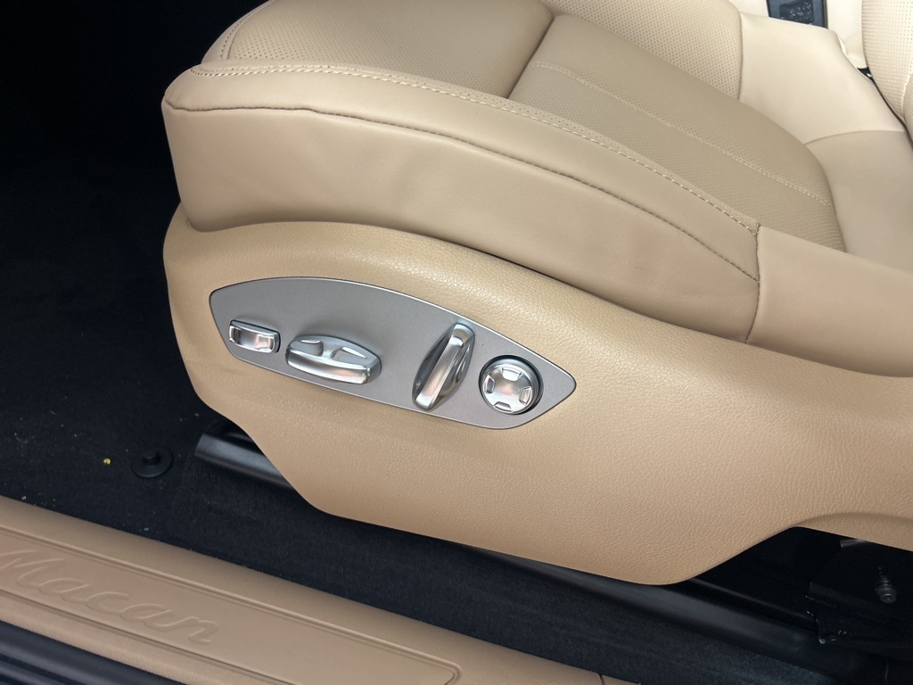 2025 Porsche Macan T photo 10