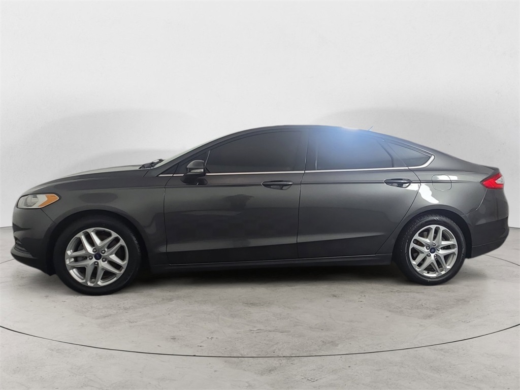 2016 Ford Fusion SE photo 2