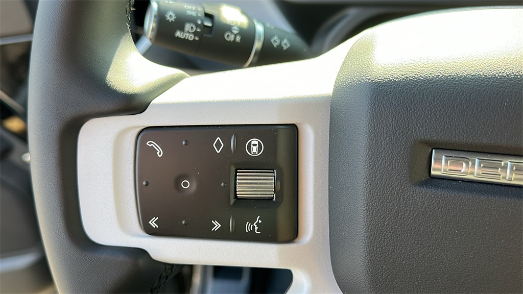 2025 Land Rover Defender 110 X-Dynamic SE photo 14