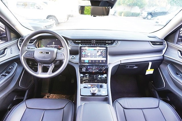 New 2023 Silver Zynith Exterior Paint Jeep Limited image 23