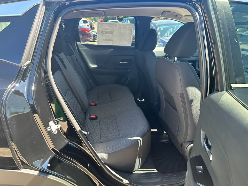 2025 Nissan Kicks SV photo 23