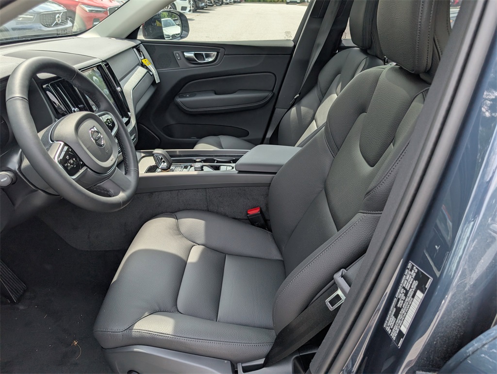 2025 Volvo XC60 T8 Plus photo 8