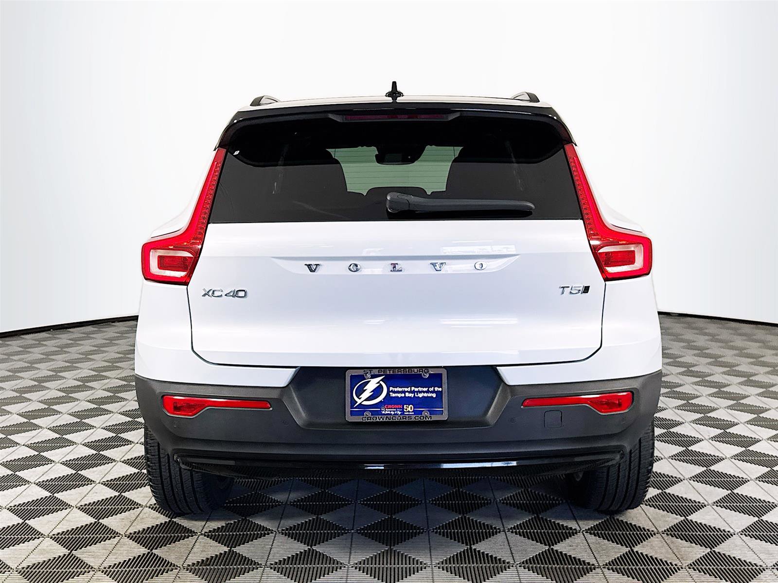 2021 Volvo XC40 T5 R-Design photo 6