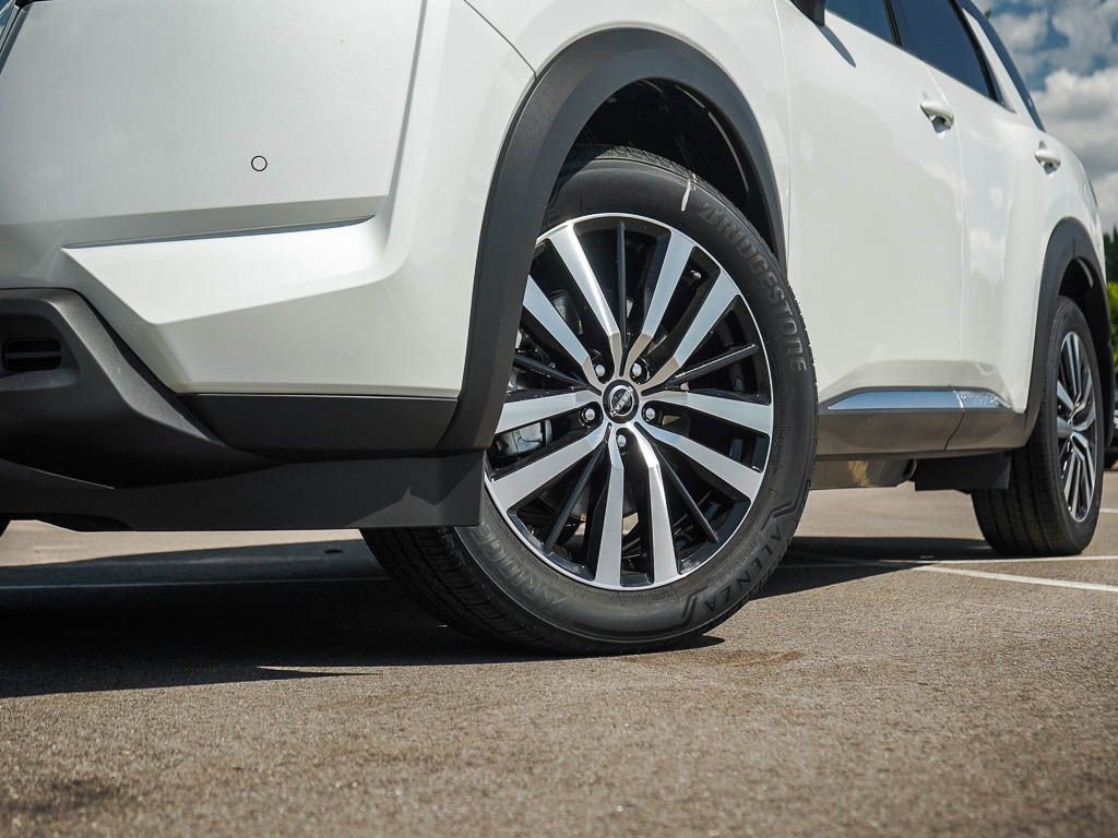 2025 Nissan Pathfinder Platinum photo 3