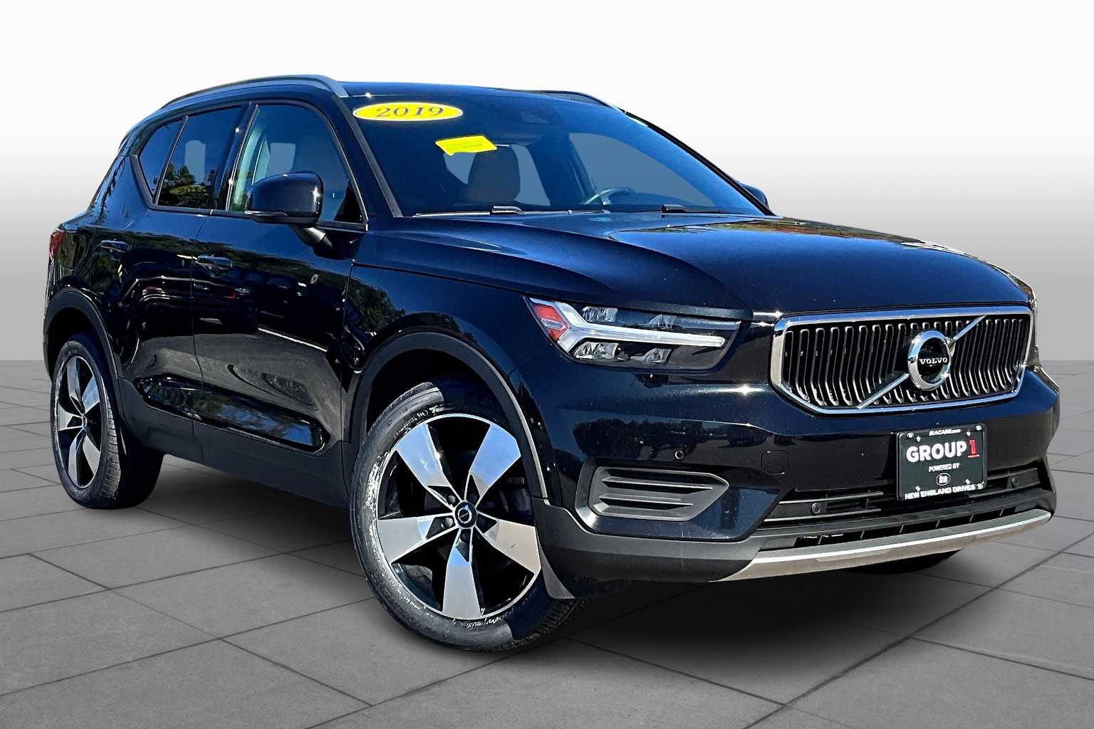 2019 Volvo XC40 Momentum photo 2