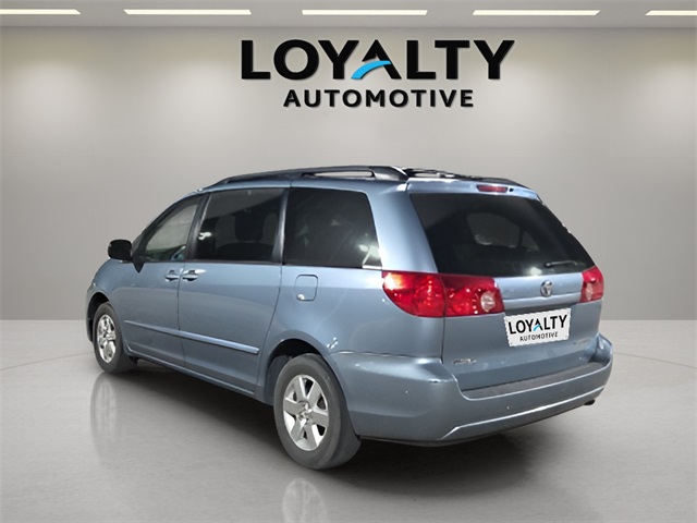 2010 Toyota Sienna LE photo 3