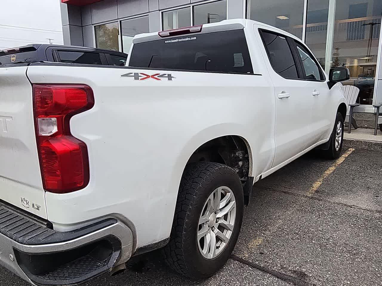 2022 Chevrolet Silverado 1500 LT photo 2