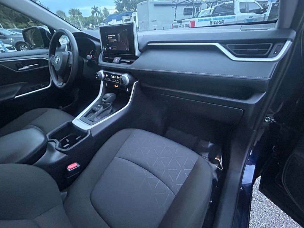 2024 Toyota RAV4 XLE photo 23