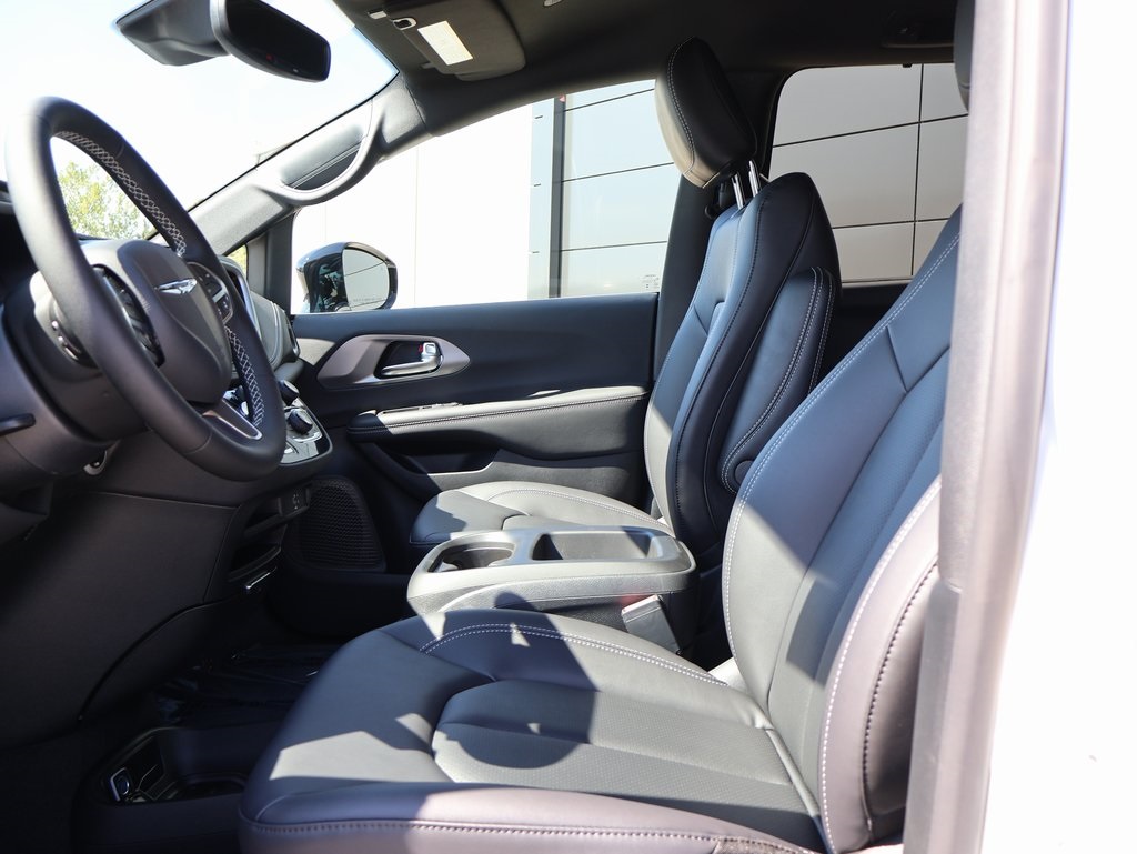 2026 Chrysler Pacifica photo 21