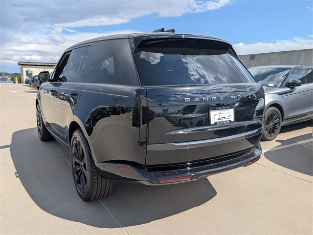 2025 Land Rover Range Rover SE photo 3