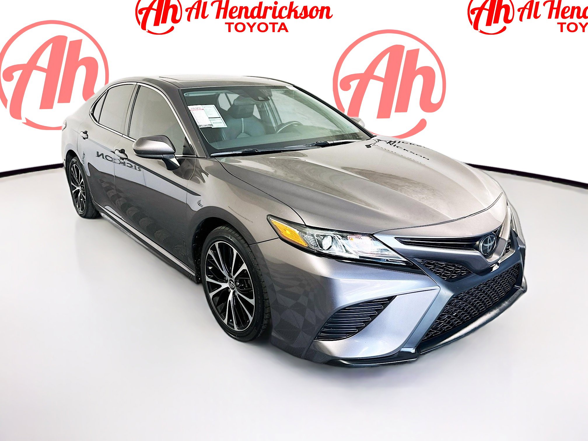 2020 Toyota Camry SE's photo