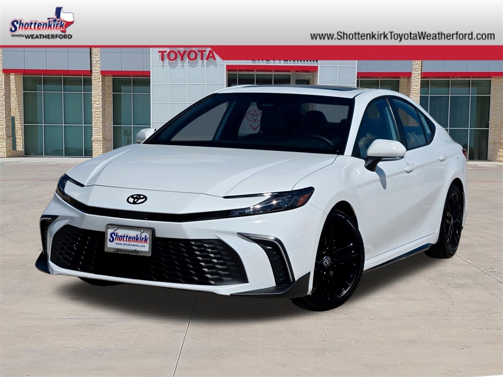 2025 Toyota Camry SE's photo