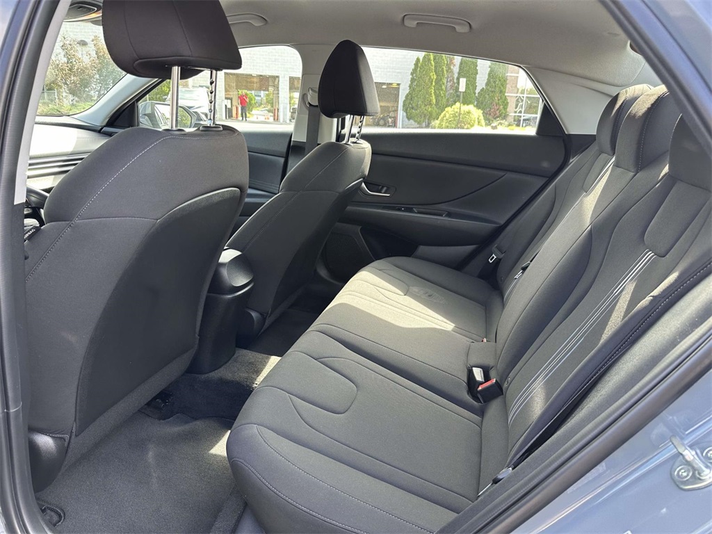 2022 Hyundai Elantra SEL photo 13